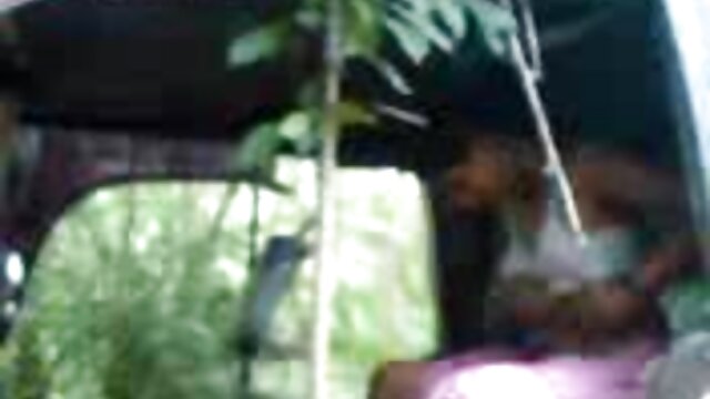 Nero uomo video gay gratis massaggi ha messo un bianco ragazza in culo