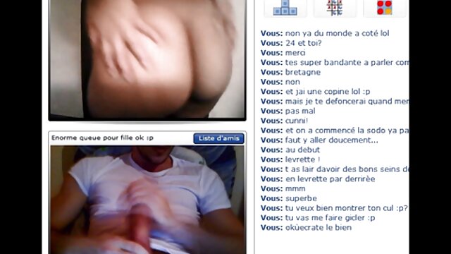 Una donna anziana che fuma un video gay gratuiti giovane in macchina