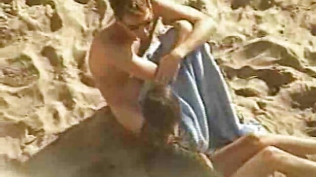 L'uomo ha chiamato la bella ragazza per andare video gay porno giovani a fare una passeggiata nel bosco